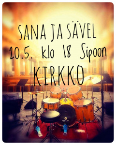 Kuvassa rummut. Kuva otettu Sipoon kirkon kuoriosasta kirkkosaliin päin. Ulko-ovelta heijastuva valo näkyy kuvan taustalla ja siinä teksi Sana ja sävel 20.5.