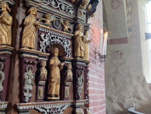 Kuvassa Sipoon Vanhan kirkon saarnastuoli. Saarnastuolissa on kuvattu pienoispatsain mm.evankelistoja. Taustalla näkyy kaksi palavaa kynttilää.