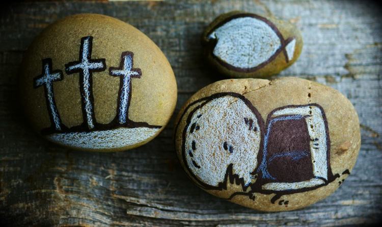 Kristuksen ylösnousemus on piirretty kolmeen pieneen kiveen. Yhdessä niissä on tyhjä hauta kuvattuna.