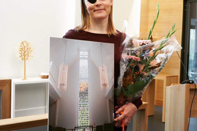 Kuva Kirsti Taiviolasta ehdituksensa ja onnittelukukkien kera